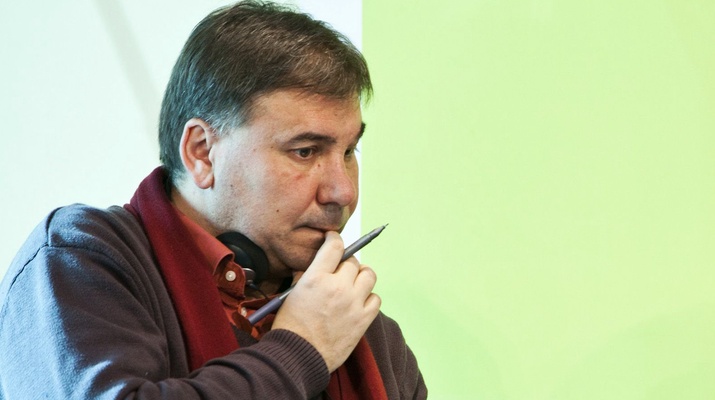 Ivan Krastev mit Stift in der Hand.