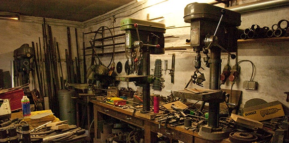 Werkstatt mit Werkzeug und Standbohrern