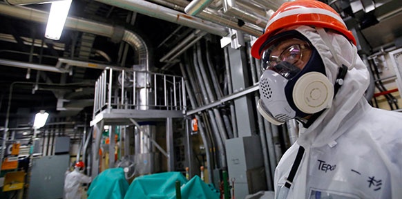 Ein Mann in einem Schutzanzug im Atomkraftwerk in Fukushima