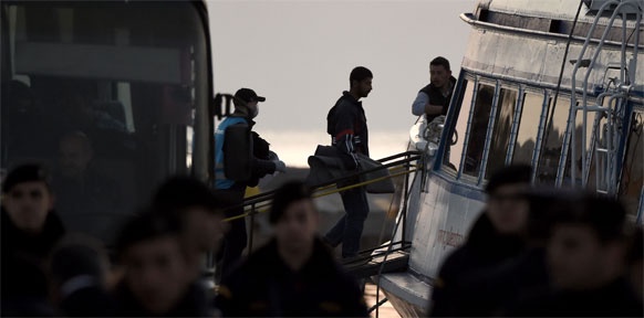 Flüchtlinge beim Besteigen eines Fährschiffs