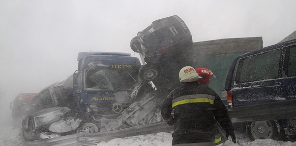 Schnee und Feuerwehrmann