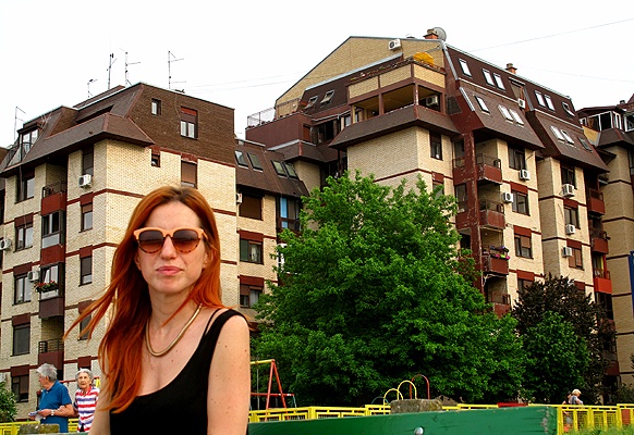Besser kann ich nicht wohnen!" Interviewpartnerin Tijana Todorović vor ihrem Wohnblock (Dorćol) am Ufer der Donau.