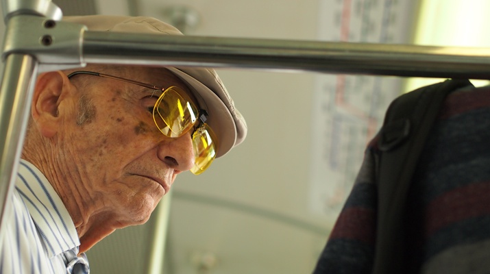 Alter Mann in der U.Bahn