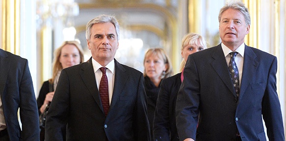 Bundeskanzler Werner Faymann auf dem Weg zu einer Unterredung mit Bundespräsident Heinz