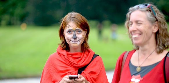 Frau mit Katzenschminke im Gesicht