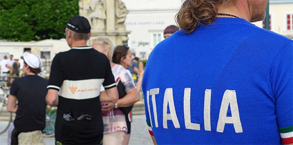 T-Shirt mit Aufschrift "Italia"
