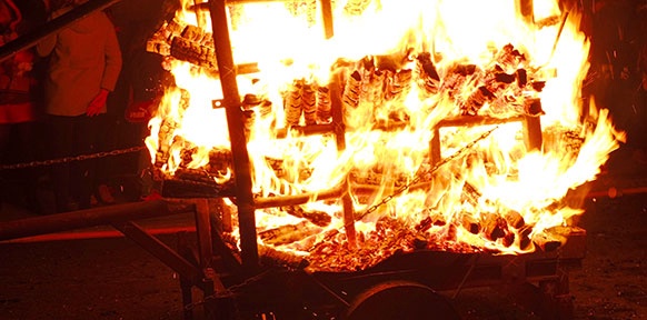 Die Feuerwagen sind aus massivem Eisen.