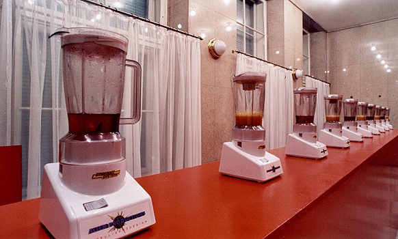 Und im Rahmen des Projektes "Embedded Sstems. The Mix" im Funkhaus Wien, bei der Ö1 Kunstradio Veranstaltung "Recycling the Future IV", kommunizierten 1997 eine Reihe von Küchenmixern miteinander.