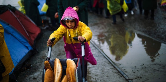 Flüchtlingskind beim Brotaustragen