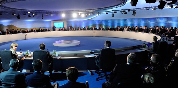 Verhandlungstisch des NATO-Gipfels