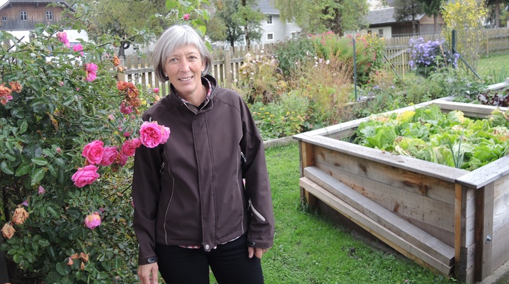 Gertrude Wastian in ihre Kräutergarten