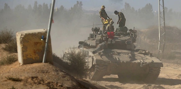 Israelische Soldaten beladen einen Panzer