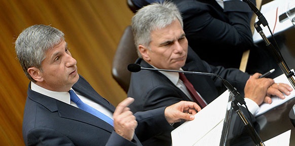 Finanzminister Michael Spindelegger  bei seiner Budgetrede und BK Werner Faymann