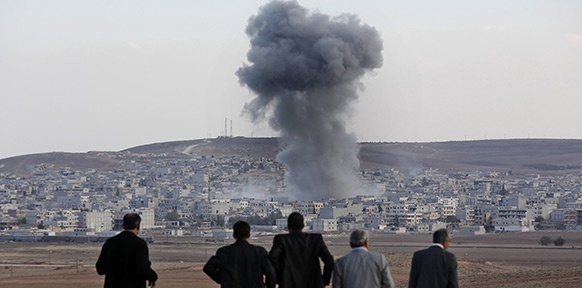 Männer blicken auf Kobane