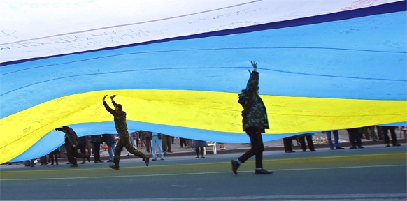 Menschen unter ukrainischer Flagge