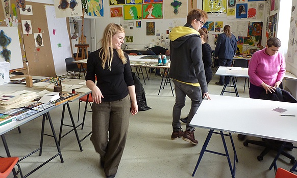 Sozialpädagogin Ramona Schnekenburger wacht vorne links über das Atelier, die Künstlerin Laila Bachtiar rechts hinten packt zusammen