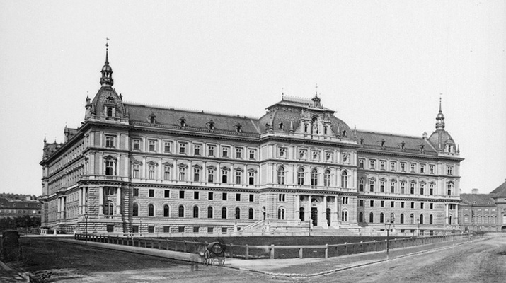 Stirnfront von links. (Standort bei Palais Epstein/Ring). Bald nach Vollendung des ursprünglichen Baues; um 1885