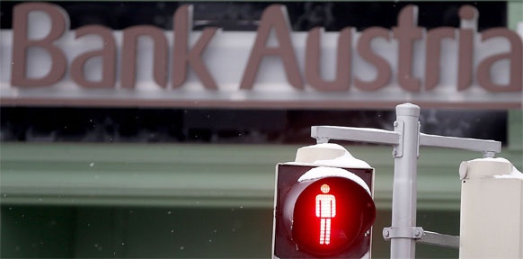 Bank-Austria-Logo hinter roter Ampel
