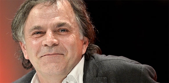 APA/HERBERT NEUBAUER Porträt von Markus Hinterhäuser. Lächelnd.