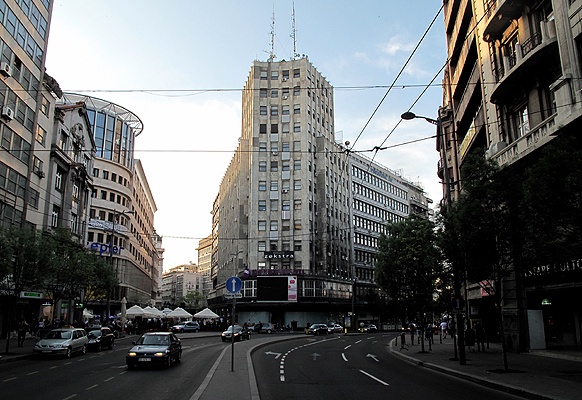 Großstädtisches Belgrad. Erstes Hochhaus Belgrads: Albania Palast.
