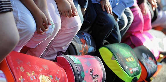 Kinder mit Schultaschen