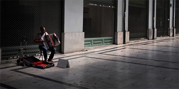 Einsamer Akkordeonspieler in Athen