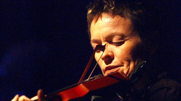 Laurie Anderson spielt Geige