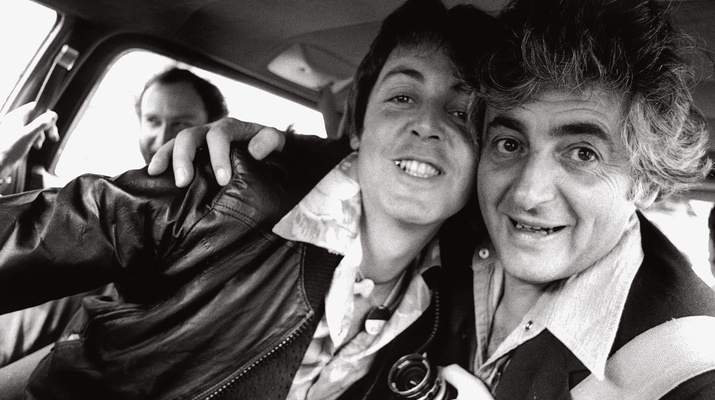 Paul McCartney und Harry Benson im Taxi.
