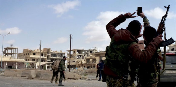 Syrische Soldaten in Siegerpose