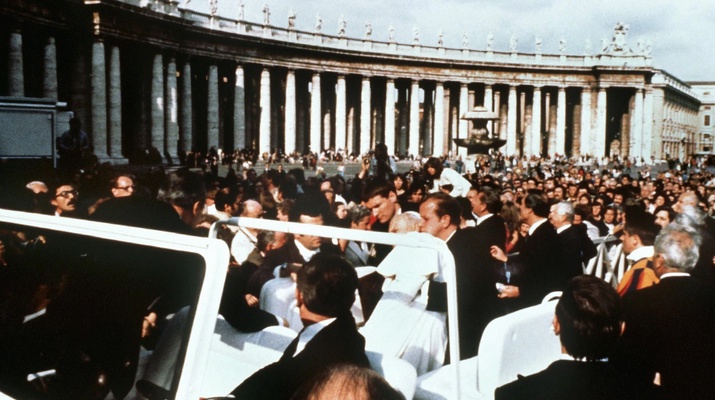   Papst Johannes Paul II. bricht am 13.Mai 1981 in seinem offenen Fahrzeug verletzt zusammen.