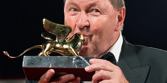 Roy Andersson küsst den Goldenen Löwen