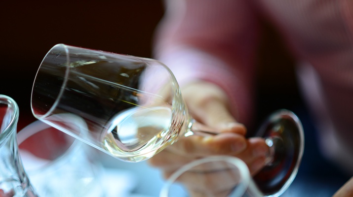ORF/JOSEPH SCHIMMER Weißwein im Glas
