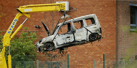 Autowrack auf einem Kran