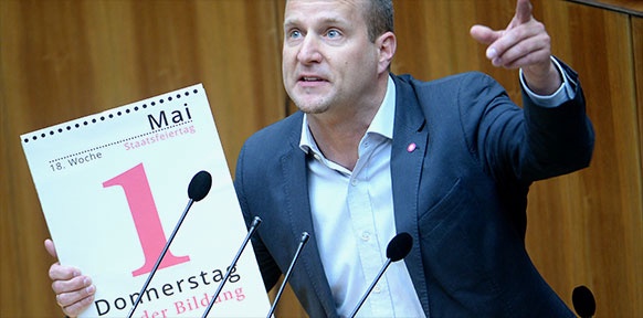 NEOS-Klubchef Matthias Strolz hält Kalender in Händen