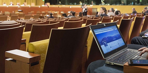 Im europäischen Gericht, Laptop, Sitzreihen
