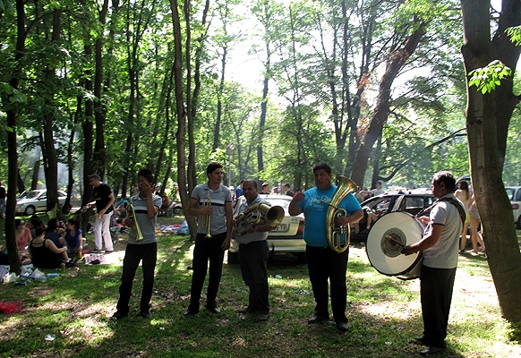 Roma Brass Quintett verdient sich kleines Geld am Uranak Grillfest
