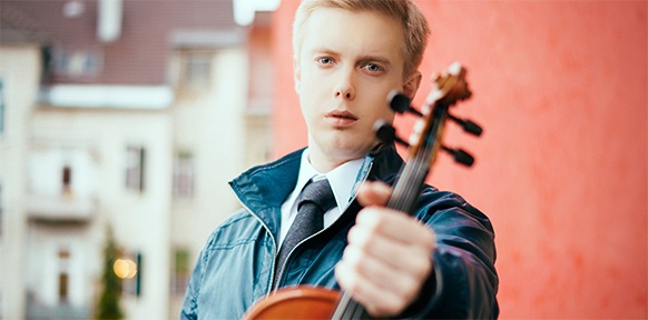 Junger Mann mit Geige