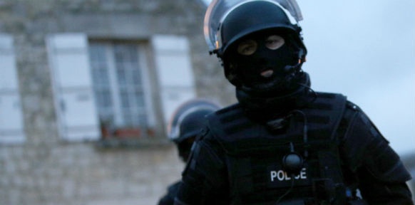 Französische Polizisten auf der Suche nach den Attentätern
