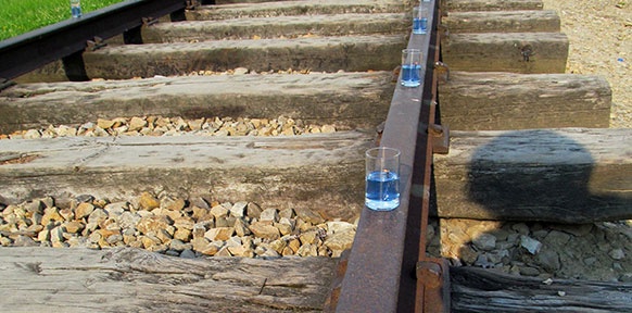 Bahngleise mit Kerzen