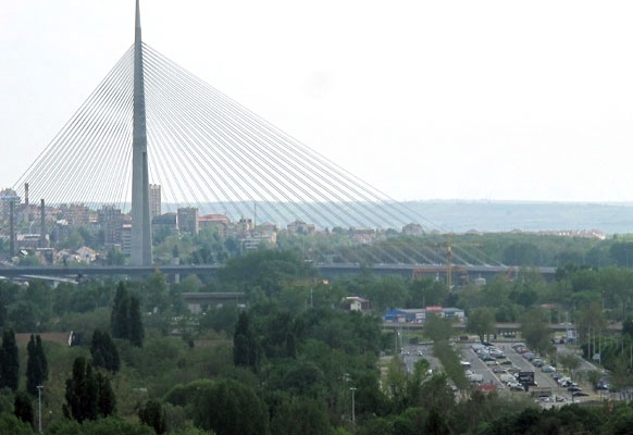 Das neue Wahrzeichen Beograds? Pylonbrücke "Giraffa".