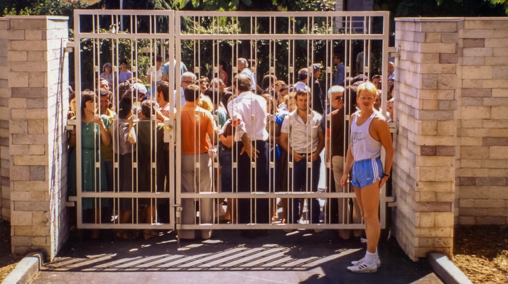 Lothar Parzeller vor dem Tor der deutschen Botschaft in Tirana