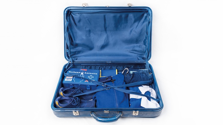 Blauer Koffer mit blauen Gegenständen.