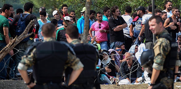 Spezialeinheiten in Mazedonien kesseln Flüchtlinge ein