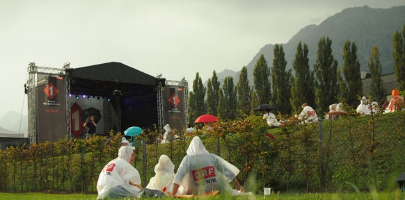 Menschen in Pelerinen