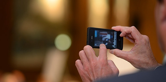 Mann fotografiert mit dem Handy