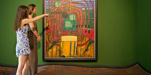 Zwei Damen im Kunsthaus Wien, Hundertwassergemälde