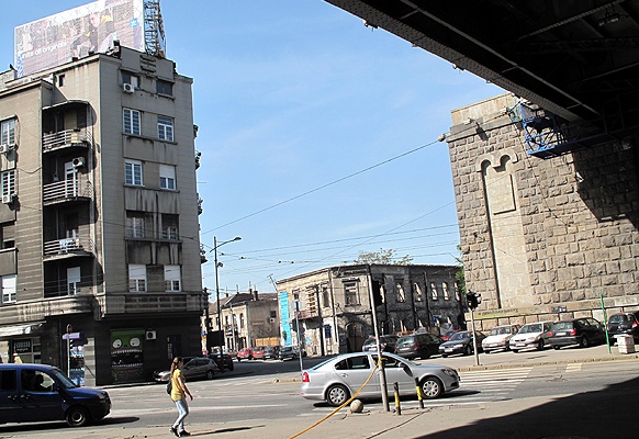 Unter der Brankov-Brücke. Blick auf ruinösen aber kreativen District Savamala.