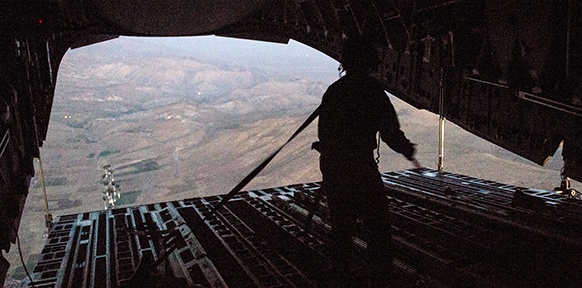 US-Soldat bei geöffnetem Flugzeug über dem Sindschar-Gebirge