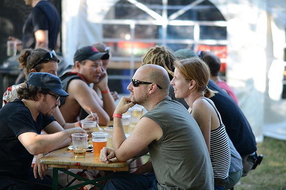 Menschen an einem Tisch