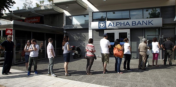 Menschen in Griechenland vor einem Bankautomaten